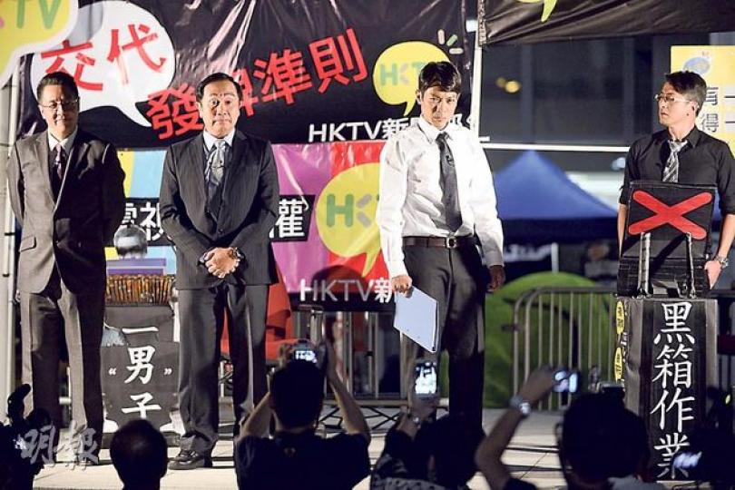 4名由無綫過檔港視的演員,昨在政總上演港版《半澤直樹》,諷刺政府發牌決定是黑箱作業。原著為近日熱議的日劇,講述於銀行任職的主角半澤直樹如何在銀行業對抗「敵人」,創出名句「以眼還眼,雙倍奉還」。右起為港視演員張松枝(飾半澤朋友渡真利忍)、陸駿光(飾「半『集』直樹」)、郭鋒(飾銀行高層大和田曉)及高俊文(飾今次自創的「部長」角色,影射「商經局長蘇錦樑」)。(葉家豪攝) 4名由無綫過檔港視的演員,昨在政總上演港版《半澤直樹》,諷刺政府發牌決定是黑箱作業。原著為近日熱議的日劇,講述於銀行任職的主角半澤直樹如何在銀行業對抗「敵人」,創出名句「以眼還眼,雙倍奉還」。右起為港視演員張松枝(飾半澤朋友渡真利忍)、陸駿光(飾「半『集』直樹」)、郭鋒(飾銀行高層大和田曉)及高俊文(飾今次自創的「部長」角色,影射「商經局長蘇錦樑」)。(葉家豪攝)