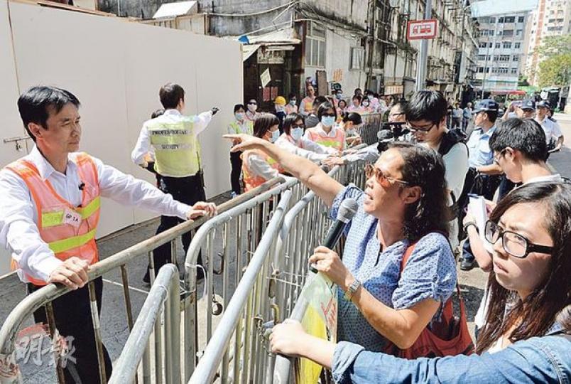 市建局在未有事先通知下,昨凌晨4時聯同食環署人員,以白板圍封位於觀塘仁信里、本港碩果僅存的賽鴿店。(劉焌陶攝) 市建局在未有事先通知下,昨凌晨4時聯同食環署人員,以白板圍封位於觀塘仁信里、本港碩果僅存的賽鴿店。(劉焌陶攝)