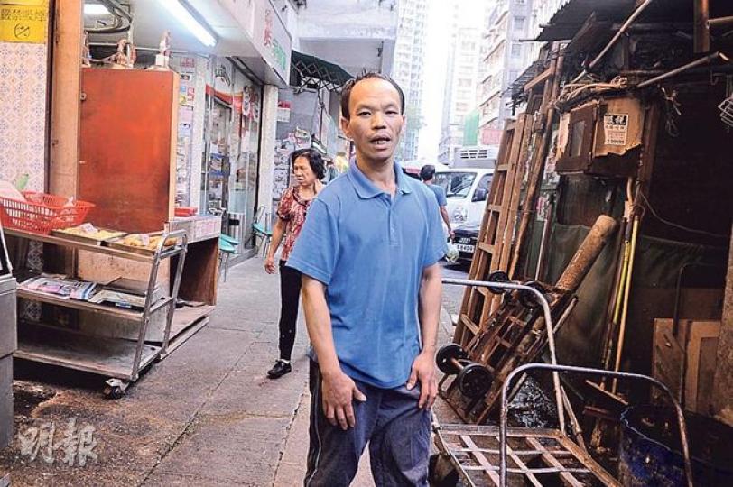 魚蛋檔職員陸先生和數名街坊,昨見芊雪被壓在小巴車輪下,即合力打算抬起小巴,但試了幾次都不夠力,唯有改為將小巴推後一點,再救出芊雪。(湯俊彥攝) 魚蛋檔職員陸先生和數名街坊,昨見芊雪被壓在小巴車輪下,即合力打算抬起小巴,但試了幾次都不夠力,唯有改為將小巴推後一點,再救出芊雪。(湯俊彥攝)