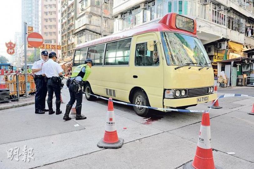 帶妹妹上學的女孩李芊雪,在過馬路時被小巴撞倒,捲入車底拖行3米,左手被右邊車輪壓住遺下大灘血漬。(蔡方山攝) 李芊雪獲救後即送往瑪嘉烈醫院搶救,做了約6小時手術,證實她的左手骨折和脫皮。醫生昨已為她打石膏,日後或要做植皮手術。(林智傑攝) 李芊雪的父親(右)和母親(左)得知女兒入院後,即趕往醫院探望。李父稱讓兩女兒獨自上學是要訓練她們的自立能力。(林智傑攝) 帶妹妹上學的女孩李芊雪,在過馬路時被小巴撞倒,捲入車底拖行3米,左手被右邊車輪壓住遺下大灘血漬。(蔡方山攝) 李芊雪獲救後即送往瑪嘉烈醫院搶救,做了約6小時手術,證實她的左手骨折和脫皮。醫生昨已為她打石膏,日後或要做植皮手術。(林智傑攝) 李芊雪的父親(右)和母親(左)得知女兒入院後,即趕往醫院探望。李父稱讓兩女兒獨自上學是要訓練她們的自立能力。(林智傑攝)