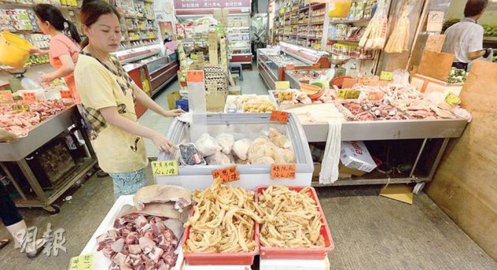 申訴署批評食環署對冰鮮肉店的規管及執法過分寬鬆,本報記者昨日到北角春秧街的冰鮮肉店,發現有店舖將冰鮮鳳爪及肉類放置於室溫下出售,沒依照牌照規定儲存在冷凍櫃內。(葉家豪攝) 申訴專員黎年斥責食環署,對冰鮮肉店的規管是「立法嚴謹,執法寬鬆」,促食環署加強巡查。(黃志東攝) 申訴署批評食環署對冰鮮肉店的規管及執法過分寬鬆,本報記者昨日到北角春秧街的冰鮮肉店,發現有店舖將冰鮮鳳爪及肉類放置於室溫下出售,沒依照牌照規定儲存在冷凍櫃內。(葉家豪攝) 申訴專員黎年斥責食環署,對冰鮮肉店的規管是「立法嚴謹,執法寬鬆」,促食環署加強巡查。(黃志東攝)