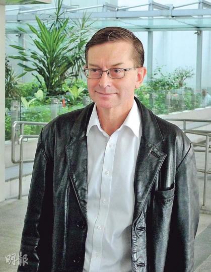 任職保險業的Clive Wolstencroft(圖)昨日作供,並帶同妻女到庭聽審。去年10月,他遠赴馬尼拉探望事主,指事主說出無意義的單字,「行為如兩歲小孩」。(何偉畧攝) 任職保險業的Clive Wolstencroft(圖)昨日作供,並帶同妻女到庭聽審。去年10月,他遠赴馬尼拉探望事主,指事主說出無意義的單字,「行為如兩歲小孩」。(何偉畧攝)