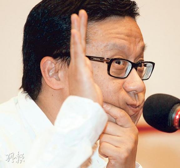 香港電視主席王維基昨表示,「某啲電視台太過『紅』」,令很多香港人心理上對北京有陰影,王認為要鼓勵年輕人創業一定要先拔除他們心中抗拒中國的那根刺,「增強他們的中國心」。(李紹昌攝)
香港電視主席王維基昨表示,「某啲電視台太過『紅』」,令很多香港人心理上對北京有陰影,王認為要鼓勵年輕人創業一定要先拔除他們心中抗拒中國的那根刺,「增強他們的中國心」。(李紹昌攝)