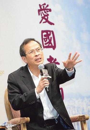 有學生問曾鈺成,若2017搞不出成功的普選,會否選擇繼續向北京搖尾乞憐。曾鈺成隨即反駁,說一個正常、有些尊嚴的人,也不會這樣想其他人,並轉身作搖尾狀(圖),說明沒有尾巴。他說不認為爭取普選的人,除搖尾乞憐外,只能和中央「揍過、揑過」或「打仗」,認為要雙方要坐底溝通,才能實現真普選。(尹錦恩攝)
有學生問曾鈺成,若2017搞不出成功的普選,會否選擇繼續向北京搖尾乞憐。曾鈺成隨即反駁,說一個正常、有些尊嚴的人,也不會這樣想其他人,並轉身作搖尾狀(圖),說明沒有尾巴。他說不認為爭取普選的人,除搖尾乞憐外,只能和中央「揍過、揑過」或「打仗」,認為要雙方要坐底溝通,才能實現真普選。(尹錦恩攝)