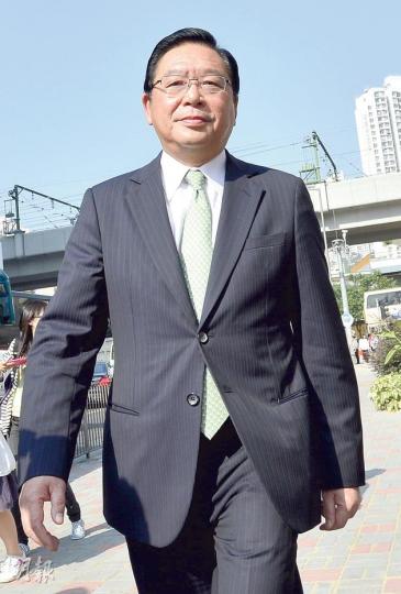 被改控危險駕駛的林健鋒(前座司機位後面),昨沒有親自駕駛到庭,由司機接送,林旁邊為其代表律師。(鄧宗弘攝)
被改控危險駕駛的林健鋒(前座司機位後面),昨沒有親自駕駛到庭,由司機接送,林旁邊為其代表律師。(鄧宗弘攝)