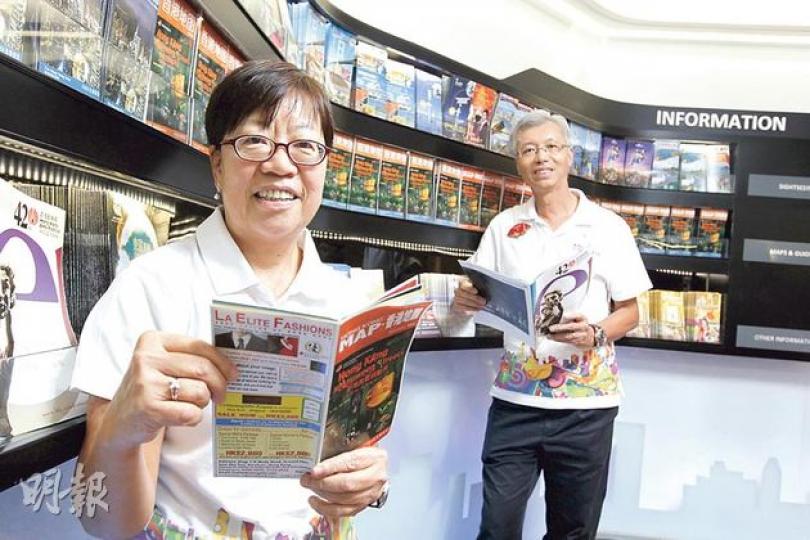 老友記Regina(左)及Michael(右)不約而同指出,尖沙嘴旅遊中心求助旅客最為刁鑽,而且人流最多,工作最繁重。(李澤彤攝)
老友記Regina(左)及Michael(右)不約而同指出,尖沙嘴旅遊中心求助旅客最為刁鑽,而且人流最多,工作最繁重。(李澤彤攝)