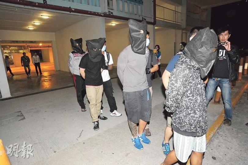 昨晚探員在順利邨目標單位拘捕5名有黑幫背景男子,涉嫌利用14歲男童販運毒品;行動中檢獲約值18萬元「K仔」及一批毒品包裝工具。(樊銳昌攝)
昨晚探員在順利邨目標單位拘捕5名有黑幫背景男子,涉嫌利用14歲男童販運毒品;行動中檢獲約值18萬元「K仔」及一批毒品包裝工具。(樊銳昌攝)