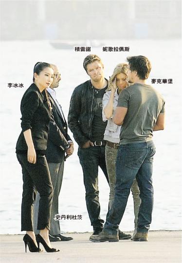 導演米高比爾跪地教積雷諾演戲。(攝影:孫華中)
導演米高比爾跪地教積雷諾演戲。(攝影:孫華中)