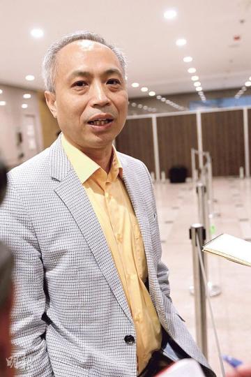 新世界執行董事兼聯席總經理陳觀展表示,The Austin銷情理想,反映市場有一定剛性需求,且定價貼市,旗下西環南里項目有望於年底前或明年初推售。(李紹昌攝)(明報製圖) 新世界執行董事兼聯席總經理陳觀展表示,The Austin銷情理想,反映市場有一定剛性需求,且定價貼市,旗下西環南里項目有望於年底前或明年初推售。(李紹昌攝)(明報製圖)