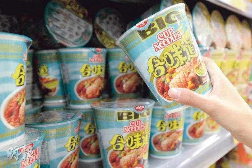 本報接獲投訴,有人發現合味道Big Cup香辣海鮮味杯麵內有蟲,合味道回覆表示,相信是昆蟲混入杯麵的乾燥菜料,檢查員未能將異物剔出。(黃志東攝) 本報接獲投訴,有人發現合味道Big Cup香辣海鮮味杯麵內有蟲,合味道回覆表示,相信是昆蟲混入杯麵的乾燥菜料,檢查員未能將異物剔出。(黃志東攝)