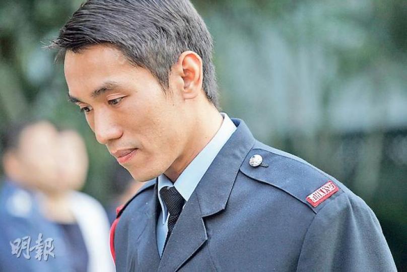 有份參與南丫海難拯救工作的消防員黃子翹昨獲頒「行政長官公共服務獎狀」,被問到得獎心情時,他仍難掩悲傷,說希望政府可還死難者一個公道。(李紹昌攝)獲頒「行政長官社區服務獎狀」的聖約翰救傷隊員郭健民(右)與家人一同出席授勳禮,他說最難忘海難當日想安慰與親友失散的市民,反而增加他們的無助感,希望死傷者家屬能慢慢平復心情。(李紹昌攝) 有份參與南丫海難拯救工作的消防員黃子翹昨獲頒「行政長官公共服務獎狀」,被問到得獎心情時,他仍難掩悲傷,說希望政府可還死難者一個公道。(李紹昌攝)獲頒「行政長官社區服務獎狀」的聖約翰救傷隊員郭健民(右)與家人一同出席授勳禮,他說最難忘海難當日想安慰與親友失散的市民,反而增加他們的無助感,希望死傷者家屬能慢慢平復心情。(李紹昌攝)