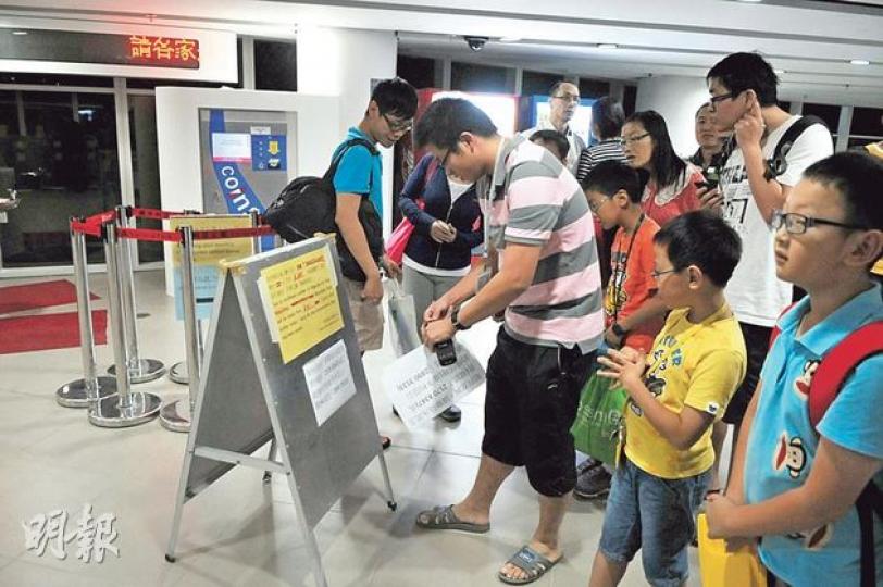 維園泳池昨傍晚因救生員不足而要臨時關閉,職員在入口處貼出通告,約20名家長及小童泳客被拒諸門外,一度鼓譟。(丁灝嵐攝) 維園泳池昨傍晚因救生員不足而要臨時關閉,職員在入口處貼出通告,約20名家長及小童泳客被拒諸門外,一度鼓譟。(丁灝嵐攝)