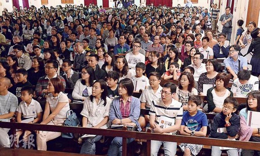 拔萃男書院昨吸引約2500人出席升中講座,不少家長表示,自小培養子女在音樂及體育的才華,認為對於考入男拔有十分重要。(劉焌陶攝) 拔萃男書院昨吸引約2500人出席升中講座,不少家長表示,自小培養子女在音樂及體育的才華,認為對於考入男拔有十分重要。(劉焌陶攝)