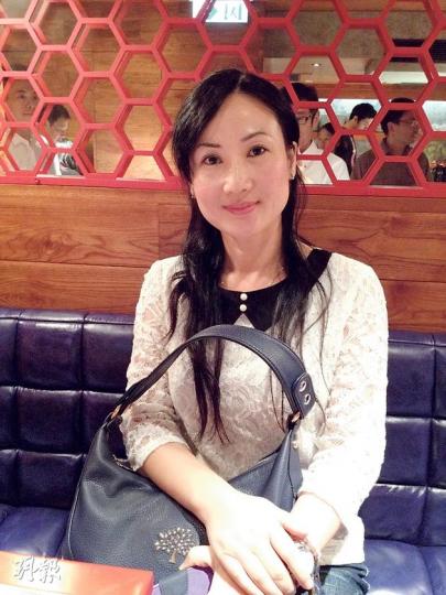 曾任職股票經紀的前共青團成員葛志紅參加金融界佔中商討日,她說香港實行特首普選很重要,對內地來說是很好的示範。(陳洛明攝)佔領中環金融界商討日,約60人出席。對於佔中發起人朱耀明等人,早前赴台跟前紅衫軍總指揮施明德會面,佔中發起人戴耀廷(前排右一)承認敏感度不足,以後會清楚解說「佔中」的焦點。中原地產主席施永青(前排格仔恤衫者)認為,佔中不是爭取普選的好方法。(陳洛明攝) 曾任職股票經紀的前共青團成員葛志紅參加金融界佔中商討日,她說香港實行特首普選很重要,對內地來說是很好的示範。(陳洛明攝)佔領中環金融界商討日,約60人出席。對於佔中發起人朱耀明等人,早前赴台跟前紅衫軍總指揮施明德會面,佔中發起人戴耀廷(前排右一)承認敏感度不足,以後會清楚解說「佔中」的焦點。中原地產主席施永青(前排格仔恤衫者)認為,佔中不是爭取普選的好方法。(陳洛明攝)