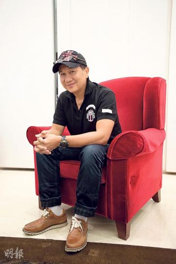 演藝達人郭鋒(黃志東攝)(葉家豪攝)攝影師請鋒哥做出「喜怒哀樂」表情以拍照,怎料鋒哥卻笑着拒絕,「咁樣會誤導咗人,以為喜怒哀樂咁就得,其實係唔同㗎!」情緒的展演,又怎會有固定一種?然而,見他(右二)在台上演《半澤直樹》便明白箇中道理。(盧翊銘攝) 演藝達人郭鋒(黃志東攝)(葉家豪攝)攝影師請鋒哥做出「喜怒哀樂」表情以拍照,怎料鋒哥卻笑着拒絕,「咁樣會誤導咗人,以為喜怒哀樂咁就得,其實係唔同㗎!」情緒的展演,又怎會有固定一種?然而,見他(右二)在台上演《半澤直樹》便明白箇中道理。(盧翊銘攝)