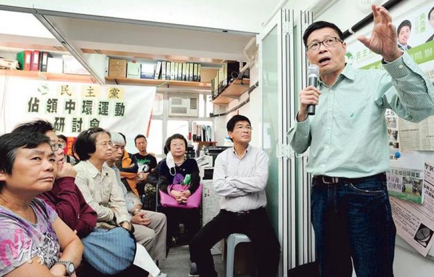 佔中發起人之一陳健民(右)昨與一班中環居民講解佔中理念,席間有居民希望他可公布佔中行動細節令居民可以配合。陳表示,正成立行動小組商議佔中行動細節,具體最快明年初才會公布。 (尹錦恩攝) 佔領中環發起人戴耀廷(左)昨強調,若是要搞台獨,便不會找施明德,因他並非最能代表台獨的人,重申交流只為學習對方的「紅衫軍」經驗。圖為他昨日出席社民連的佔中商討日。(鄧宗弘攝) 佔中發起人之一陳健民(右)昨與一班中環居民講解佔中理念,席間有居民希望他可公布佔中行動細節令居民可以配合。陳表示,正成立行動小組商議佔中行動細節,具體最快明年初才會公布。 (尹錦恩攝) 佔領中環發起人戴耀廷(左)昨強調,若是要搞台獨,便不會找施明德,因他並非最能代表台獨的人,重申交流只為學習對方的「紅衫軍」經驗。圖為他昨日出席社民連的佔中商討日。(鄧宗弘攝)