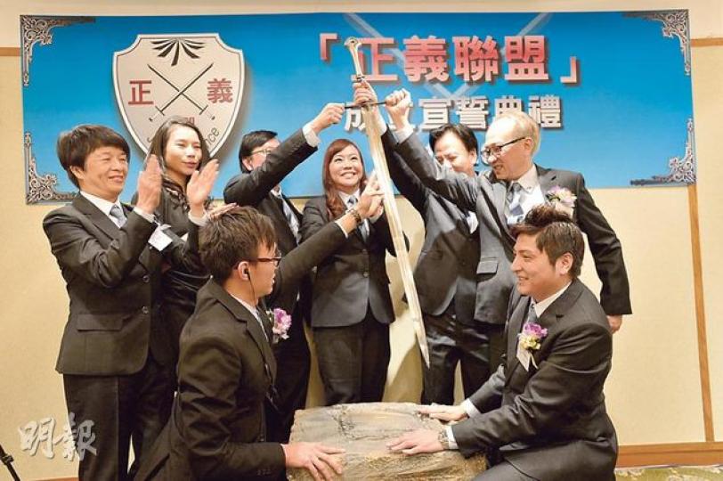 香港家長聯會會長李偲嫣(後左四)牽頭成立的團體「正義聯盟」昨舉行成立典禮,一眾成員模仿英格蘭亞瑟王的傳說故事,拔起插在「大石」內的「寶劍」,象徵他們是正義的化身。油尖旺區議員黃萬成把李偲嫣比喻為美國漫畫超級英雄「神奇女俠」,並說:「她是一直追尋正義的神奇女子」。(鄧宗弘攝) (明報製圖) 香港家長聯會會長李偲嫣(後左四)牽頭成立的團體「正義聯盟」昨舉行成立典禮,一眾成員模仿英格蘭亞瑟王的傳說故事,拔起插在「大石」內的「寶劍」,象徵他們是正義的化身。油尖旺區議員黃萬成把李偲嫣比喻為美國漫畫超級英雄「神奇女俠」,並說:「她是一直追尋正義的神奇女子」。(鄧宗弘攝) (明報製圖)