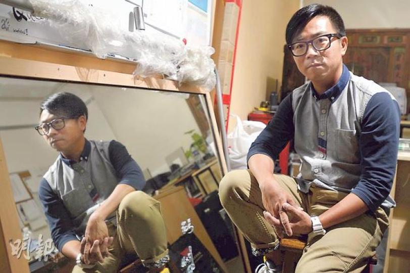 港視辦公室一角擺放了一塊原本特意訂造用來拍攝的反光鏡,但現已無機會使用。港視戲劇部總導演黃國強坦言:「其實我們很明白,心裏已打定輸數未來不會獲發牌,只是想出啲聲。」(葉家豪攝) 港視辦公室一角擺放了一塊原本特意訂造用來拍攝的反光鏡,但現已無機會使用。港視戲劇部總導演黃國強坦言:「其實我們很明白,心裏已打定輸數未來不會獲發牌,只是想出啲聲。」(葉家豪攝)
