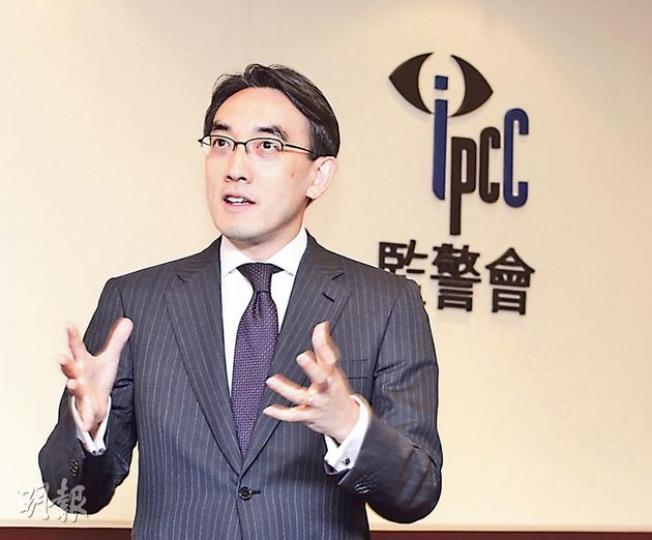 將於明年任滿的監警會主席翟紹唐接受本報訪問,指現時社會怨氣多,市民覺得政府不聽他們意見,令警方執法面臨挑戰,短期內不見得會有改善。他希望繼任人選是中立者,坦言若由「乜粉物粉」做主席,只會被人標籤,令監警會工作難以開展。(李紹昌攝) 將於明年任滿的監警會主席翟紹唐接受本報訪問,指現時社會怨氣多,市民覺得政府不聽他們意見,令警方執法面臨挑戰,短期內不見得會有改善。他希望繼任人選是中立者,坦言若由「乜粉物粉」做主席,只會被人標籤,令監警會工作難以開展。(李紹昌攝)