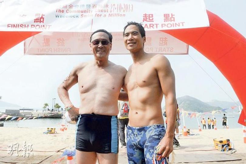 公益金會德豐百萬泳,會德豐主席吳光正(左)同阿仔吳宗權一齊參加,二人一齊騷身材。吳光正成為最年長參加泳手,而喺兩代接力賽組別中,兩人就合作贏得第二名。(陳淑安攝) 公益金會德豐百萬泳,會德豐主席吳光正(左)同阿仔吳宗權一齊參加,二人一齊騷身材。吳光正成為最年長參加泳手,而喺兩代接力賽組別中,兩人就合作贏得第二名。(陳淑安攝)