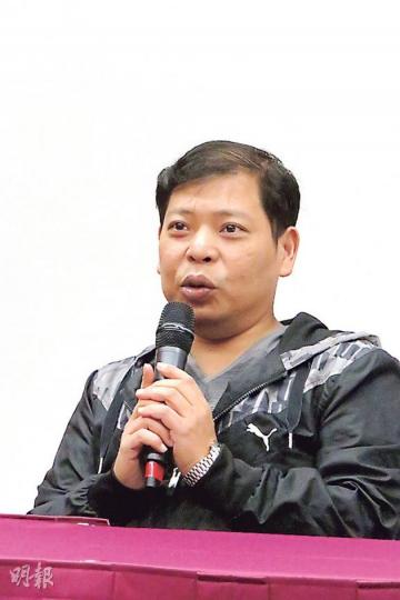 慢性腎病患者區先生一直想像「洗肚」必然會十分痛苦,但在參與醫院的教育計劃後,明白到過程不如想像中可怕,努力過正常生活,並於手術後只休息了兩個多星期便上班。(易淑麗攝) 慢性腎病患者區先生一直想像「洗肚」必然會十分痛苦,但在參與醫院的教育計劃後,明白到過程不如想像中可怕,努力過正常生活,並於手術後只休息了兩個多星期便上班。(易淑麗攝)