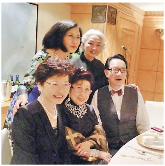 林鄭月娥、汪明荃、梁愛詩、劉培基圍着仙姐大合照。(微博圖片) 已故張國榮好友唐鶴德戥仙姐高興。(微博圖片) 仙姐由劉培基陪同下到場,心情大靚的她見記者即揮手打招呼。(攝影/記者﹕陳釗) 張家輝單獨赴會賀仙姐。(攝影/記者﹕陳釗) 劉松仁、阿姐、薛家燕及陳寶珠趁未開席先來影合照。(微博圖片) 關菊英和同性密友盛裝出席另一個慈善晚宴。(攝影/記者﹕陳釗) 林鄭月娥、汪明荃、梁愛詩、劉培基圍着仙姐大合照。(微博圖片) 已故張國榮好友唐鶴德戥仙姐高興。(微博圖片) 仙姐由劉培基陪同下到場,心情大靚的她見記者即揮手打招呼。(攝影/記者﹕陳釗) 張家輝單獨赴會賀仙姐。(攝影/記者﹕陳釗) 劉松仁、阿姐、薛家燕及陳寶珠趁未開席先來影合照。(微博圖片) 關菊英和同性密友盛裝出席另一個慈善晚宴。(攝影/記者﹕陳釗)