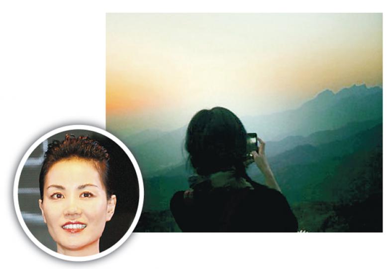 束了孖辮的王菲雖然做了「影後」,但依然獲粉絲讚美。(微博圖片) 王菲鏡頭下的長城。(微博圖片) 束了孖辮的王菲雖然做了「影後」,但依然獲粉絲讚美。(微博圖片) 王菲鏡頭下的長城。(微博圖片)