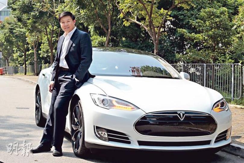 Tesla亞太區總監Kevin Yu稱,香港買家對Model S的反應令Tesla感到欣慰,但仍未達到預期,「我們對亞洲市場期望非常高」。(郭慶輝攝) 與一般燃油私家車不同,Tesla引擎不放車頭,車頭可作儲物箱使用。(郭慶輝攝) 車內沒有傳統的手掣,「波棍」亦放軚盤下,取而代之的是一幅類似iPad的17寸觸感屏幕,作為全車控制台。(郭慶輝攝) 車廂後座寬敞,坐滿3人也頗鬆動;加上天窗,更有跑車感覺。(郭慶輝攝) Tesla亞太區總監Kevin Yu稱,香港買家對Model S的反應令Tesla感到欣慰,但仍未達到預期,「我們對亞洲市場期望非常高」。(郭慶輝攝) 與一般燃油私家車不同,Tesla引擎不放車頭,車頭可作儲物箱使用。(郭慶輝攝) 車內沒有傳統的手掣,「波棍」亦放軚盤下,取而代之的是一幅類似iPad的17寸觸感屏幕,作為全車控制台。(郭慶輝攝) 車廂後座寬敞,坐滿3人也頗鬆動;加上天窗,更有跑車感覺。(郭慶輝攝)