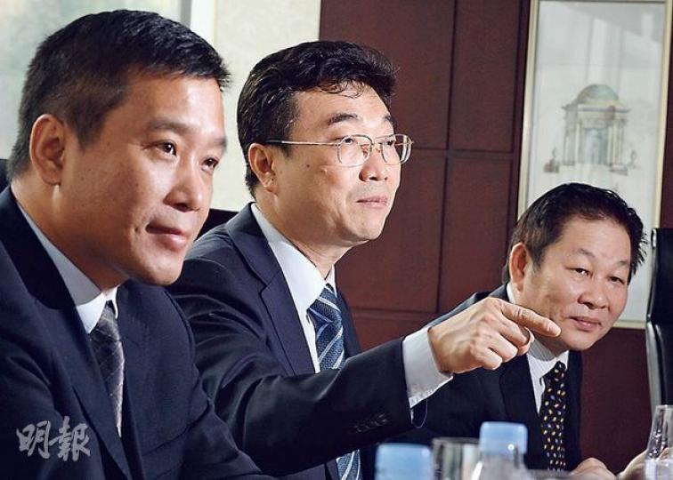 廣船董事長韓廣德(中)稱,中國當前處在一股「航母熱」中,對軍輔船的需求很大,獲得龍穴的一流設施和產能將助廣船把握發展軍工的機會。(劉焌陶攝) 廣船董事長韓廣德(中)稱,中國當前處在一股「航母熱」中,對軍輔船的需求很大,獲得龍穴的一流設施和產能將助廣船把握發展軍工的機會。(劉焌陶攝)