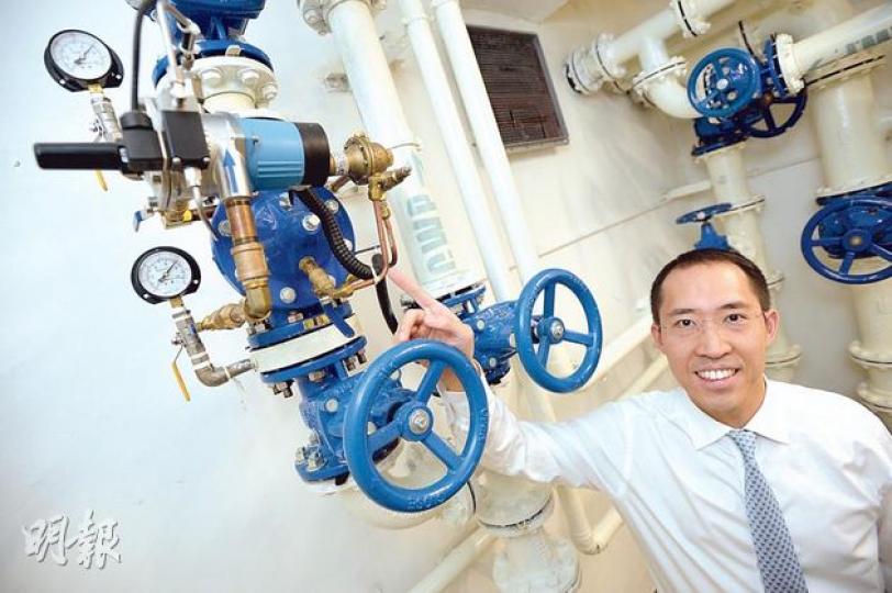 信置執行董事黃永光自行研發的水管發電裝置,現時已在旗下奧海城商場試用,他手指着在上端的淺藍色裝置即為小型發電機組。成本約20萬元,每日可發電0.3度。(盧翊銘攝)(明報製圖) 信置執行董事黃永光自行研發的水管發電裝置,現時已在旗下奧海城商場試用,他手指着在上端的淺藍色裝置即為小型發電機組。成本約20萬元,每日可發電0.3度。(盧翊銘攝)(明報製圖)