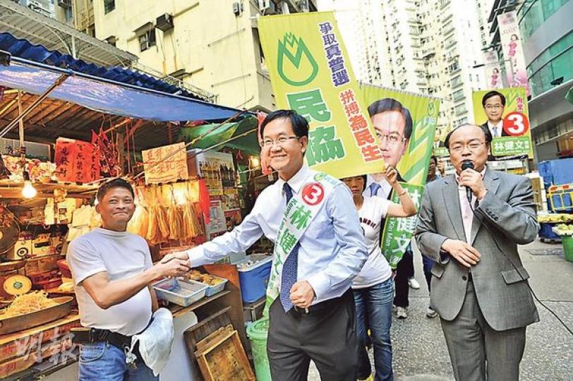 日前在油尖旺京士柏區議會補選中勝出的民協林健文(中),昨日聯同馮檢基(右)在旺角煙廠街謝票,順便「多謝」特首梁振英在電視牌照一事上令「市民對建制議員很失望」。(鄧宗弘攝) 日前在油尖旺京士柏區議會補選中勝出的民協林健文(中),昨日聯同馮檢基(右)在旺角煙廠街謝票,順便「多謝」特首梁振英在電視牌照一事上令「市民對建制議員很失望」。(鄧宗弘攝)