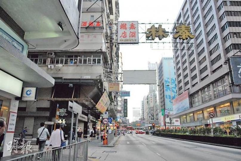 彌敦道泰林電器在2008年結業,其橫跨3條行車線的招牌事隔約8年仍未拆除。(鍾炳然攝) 彌敦道泰林電器在2008年結業,其橫跨3條行車線的招牌事隔約8年仍未拆除。(鍾炳然攝)