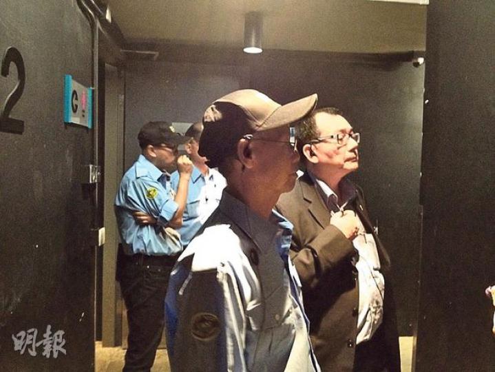 噚日小休時間,記者要去民政局安排嘅「記者室」等,Emily想去會場外買杯咖啡,就有4個保安人員跟住。(陳洛明攝) 噚日小休時間,記者要去民政局安排嘅「記者室」等,Emily想去會場外買杯咖啡,就有4個保安人員跟住。(陳洛明攝)