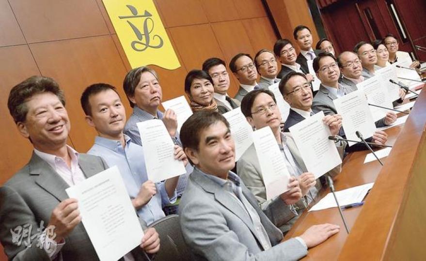 34名泛民和建制派罕有跨黨聯署,要求政府發出3個新免費電視牌照,除泛民27人,還有自由黨5名黨員、醫學界梁家騮和獨立謝偉俊。(余俊亮攝)(明報製圖) 34名泛民和建制派罕有跨黨聯署,要求政府發出3個新免費電視牌照,除泛民27人,還有自由黨5名黨員、醫學界梁家騮和獨立謝偉俊。(余俊亮攝)(明報製圖)