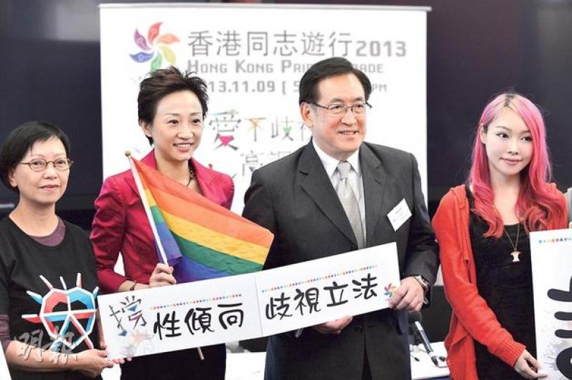 香港同志遊行籌備委員會昨舉行記招,宣布歌手黃耀明和前議員陳淑莊(左二)任本年度彩虹大使。平等機會委員會主席周一嶽(右二)呼籲大家遊行支持同志平權,籌備委員會亦呼籲大家穿紅衣出席遊行。(鄧宗弘攝)人民力量陳志全(中)周三會提出動議,要求政府按終審法院有關變性人W的裁決,處理跨性別人士婚姻問題。 (楊康琪攝) 香港同志遊行籌備委員會昨舉行記招,宣布歌手黃耀明和前議員陳淑莊(左二)任本年度彩虹大使。平等機會委員會主席周一嶽(右二)呼籲大家遊行支持同志平權,籌備委員會亦呼籲大家穿紅衣出席遊行。(鄧宗弘攝)人民力量陳志全(中)周三會提出動議,要求政府按終審法院有關變性人W的裁決,處理跨性別人士婚姻問題。 (楊康琪攝)