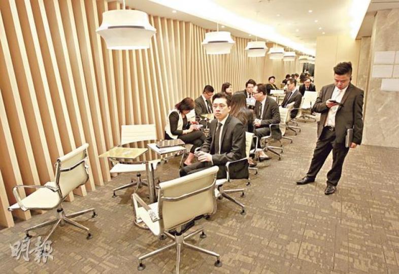宏安西環薈臻即以高佣促銷，昨日中午推售14伙，惟市場反應冷清，暫未聞任何成交。（李澤彤攝）