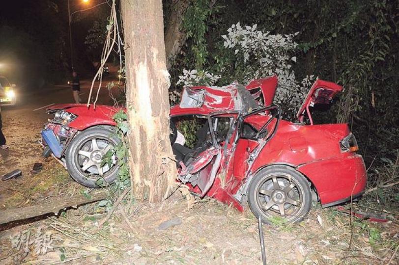 失事辣車左邊車身猛撼大樹,車身嚴重屈曲,車門、頂蓋等嚴重毁爛。(蔡方山攝)女乘客黎頌一被救出車廂後,即被戴上頸箍送院,最終傷重不治。(蔡方山攝) 失事辣車左邊車身猛撼大樹,車身嚴重屈曲,車門、頂蓋等嚴重毁爛。(蔡方山攝)女乘客黎頌一被救出車廂後,即被戴上頸箍送院,最終傷重不治。(蔡方山攝)