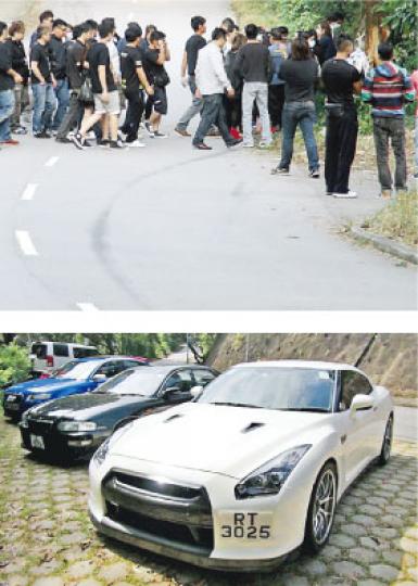 男死者的親友共數十人,昨晨到現場拜祭,路面胎痕仍清晰可見(上圖),當中不少人都駕辣車到場(下圖)。(林智傑攝) 男死者的親友共數十人,昨晨到現場拜祭,路面胎痕仍清晰可見(上圖),當中不少人都駕辣車到場(下圖)。(林智傑攝)