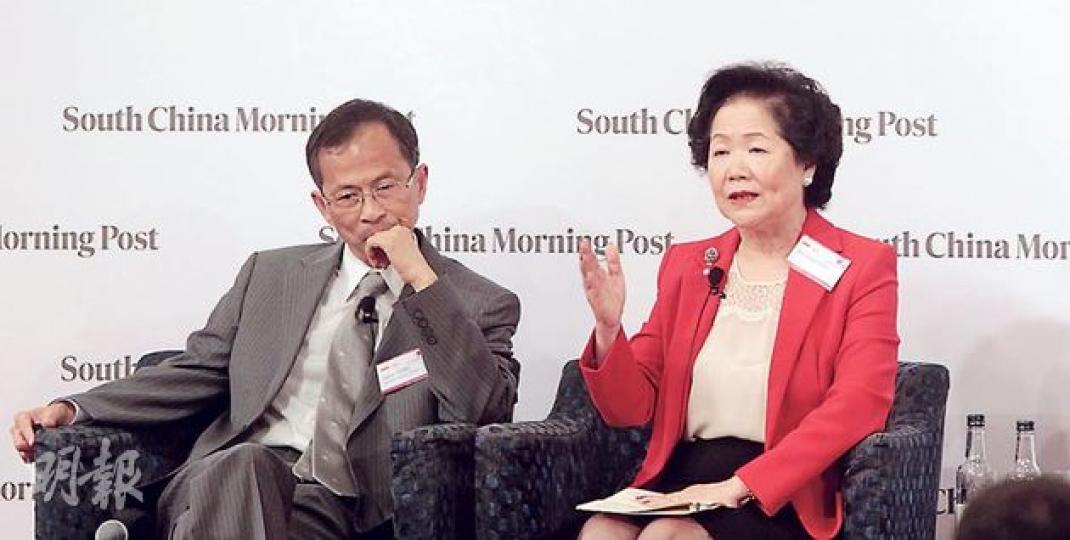 立法會主席曾鈺成(左)及前政務司長陳方安生(右)昨日同台論政,二人口徑一致,認為政改不能原地踏步。(郭慶輝攝) 立法會主席曾鈺成(左)及前政務司長陳方安生(右)昨日同台論政,二人口徑一致,認為政改不能原地踏步。(郭慶輝攝)