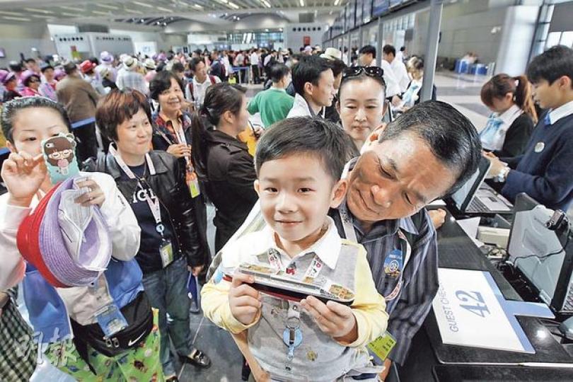 逾3000名郵輪旅客昨早10時至下午2時半在啟德郵輪碼頭離境大堂辦理登船手續,其間「打蛇餅」大排長龍,有旅客埋怨早上等候逾兩小時才完成。直至3時後(見圖),人龍仍未散,有等候上船的小朋友拿出郵輪模型來把玩。(李紹昌攝)為慶祝郵輪海洋水手號以啟德郵輪碼頭作母港,當局昨午特別舉行啟航禮,有香港警察樂隊即場演奏。(李紹昌攝)(明報製圖) 逾3000名郵輪旅客昨早10時至下午2時半在啟德郵輪碼頭離境大堂辦理登船手續,其間「打蛇餅」大排長龍,有旅客埋怨早上等候逾兩小時才完成。直至3時後(見圖),人龍仍未散,有等候上船的小朋友拿出郵輪模型來把玩。(李紹昌攝)為慶祝郵輪海洋水手號以啟德郵輪碼頭作母港,當局昨午特別舉行啟航禮,有香港警察樂隊即場演奏。(李紹昌攝)(明報製圖)