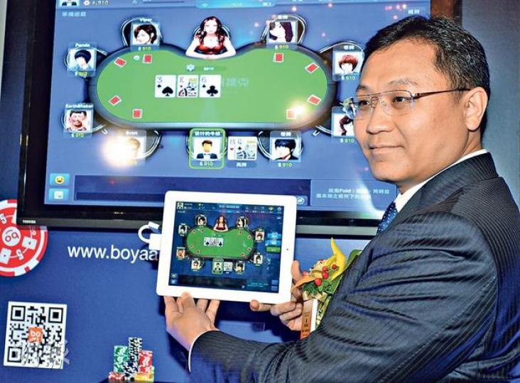 博雅承接近期手機遊戲熱潮,今日開始公開招股。主席張偉指出,棋牌類的遊戲生命周期較長,且適合手機用戶的使用習性。圖中示範的為博雅最賺錢的遊戲《德州撲克》。(劉焌陶攝) 博雅承接近期手機遊戲熱潮,今日開始公開招股。主席張偉指出,棋牌類的遊戲生命周期較長,且適合手機用戶的使用習性。圖中示範的為博雅最賺錢的遊戲《德州撲克》。(劉焌陶攝)