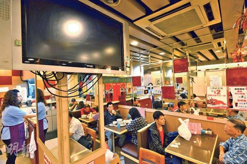 位於太子界限街的基隆茶餐廳,東主曹德雪希望政府解釋為何拒發牌予港視,決定昨晚7至11時熄電視響應網民行動,就算有食客要求都不會開。(葉家豪攝)遵理學校旗下15間日校兼補習社亦全日關上50多部非教學用電視(圖),發言人表示不是參加熄電視日,但又稱要「表態」。該校昨貼出通告知會學生關電視,但通告上無解釋原因,發言人亦強調校方政治中立,並無立場。 (葉家豪攝) 位於太子界限街的基隆茶餐廳,東主曹德雪希望政府解釋為何拒發牌予港視,決定昨晚7至11時熄電視響應網民行動,就算有食客要求都不會開。(葉家豪攝)遵理學校旗下15間日校兼補習社亦全日關上50多部非教學用電視(圖),發言人表示不是參加熄電視日,但又稱要「表態」。該校昨貼出通告知會學生關電視,但通告上無解釋原因,發言人亦強調校方政治中立,並無立場。 (葉家豪攝)