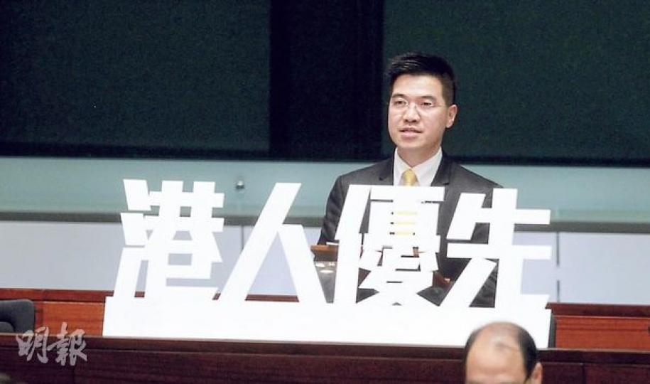 噚日生日嘅范國威(圖)喺立法會提出「港人優先」動議辯論,結果仲吸引咗一班「家庭團聚互助會」成員去佢大圍地區辦事處幫佢「做壽」(圖b)。(李澤彤攝) 噚日生日嘅范國威(圖)喺立法會提出「港人優先」動議辯論,結果仲吸引咗一班「家庭團聚互助會」成員去佢大圍地區辦事處幫佢「做壽」(圖b)。(李澤彤攝)