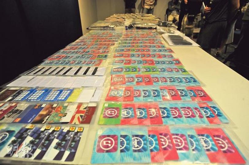 警方檢獲的約270張偽造銀行提款卡中,逾200張原為iTunes禮物卡,疑犯將信用卡資料輸入禮物卡磁帶,到銀行櫃員機提款。(樊銳昌攝) 警方檢獲的約270張偽造銀行提款卡中,逾200張原為iTunes禮物卡,疑犯將信用卡資料輸入禮物卡磁帶,到銀行櫃員機提款。(樊銳昌攝)