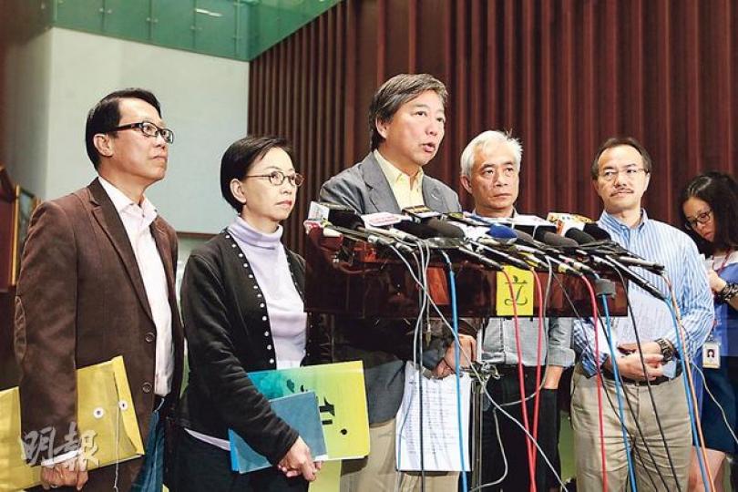工黨及街工5名立法會議員昨見梁振英商談施政報告。工黨李卓人要求政府訂減貧指標,在本屆任期內減一半貧窮人口。左起﹕張國柱、何秀蘭、李卓人、梁耀忠及張超雄。(李澤彤攝) 工黨及街工5名立法會議員昨見梁振英商談施政報告。工黨李卓人要求政府訂減貧指標,在本屆任期內減一半貧窮人口。左起﹕張國柱、何秀蘭、李卓人、梁耀忠及張超雄。(李澤彤攝)