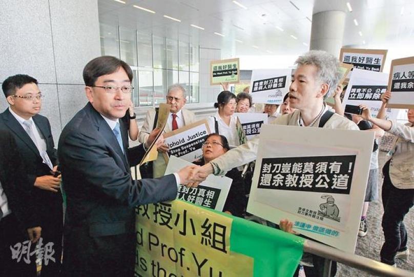 「余卓文封刀事件關注組」及「支持余卓文教授病人及醫護小組」昨晨到立法會請願,向食衛局長高永文(左二)及各立法會議員遞信,要求立即為余卓文解除封刀,並徹查事件真相。(李澤彤攝) 「余卓文封刀事件關注組」及「支持余卓文教授病人及醫護小組」昨晨到立法會請願,向食衛局長高永文(左二)及各立法會議員遞信,要求立即為余卓文解除封刀,並徹查事件真相。(李澤彤攝)