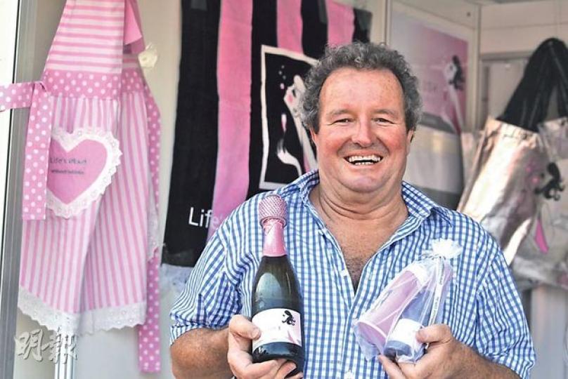 澳洲Peterson酒莊今年首次來港參加美酒佳餚巡禮,酒莊主人Colin Peterson(圖)表示,相信粉紅汽酒會獲本港女士喜愛。(郭慶輝攝)巡禮首移師中環新海濱舉辦,各展區均設木桌椅(圖)讓市民坐下享受美酒及食品。(郭慶輝攝)(明報製圖) 澳洲Peterson酒莊今年首次來港參加美酒佳餚巡禮,酒莊主人Colin Peterson(圖)表示,相信粉紅汽酒會獲本港女士喜愛。(郭慶輝攝)巡禮首移師中環新海濱舉辦,各展區均設木桌椅(圖)讓市民坐下享受美酒及食品。(郭慶輝攝)(明報製圖)