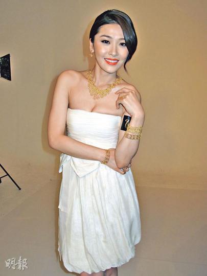 周麗淇穿上低胸裙,性感拍攝廣告。(攝影/記者﹕柯美) 周麗淇穿上低胸裙,性感拍攝廣告。(攝影/記者﹕柯美)