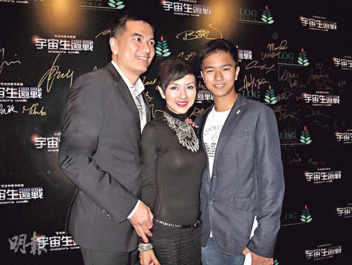 司馬燕偕丈夫及大仔吳澋滔睇首映。(攝影/記者﹕李潔盈) 司馬燕偕丈夫及大仔吳澋滔睇首映。(攝影/記者﹕李潔盈)