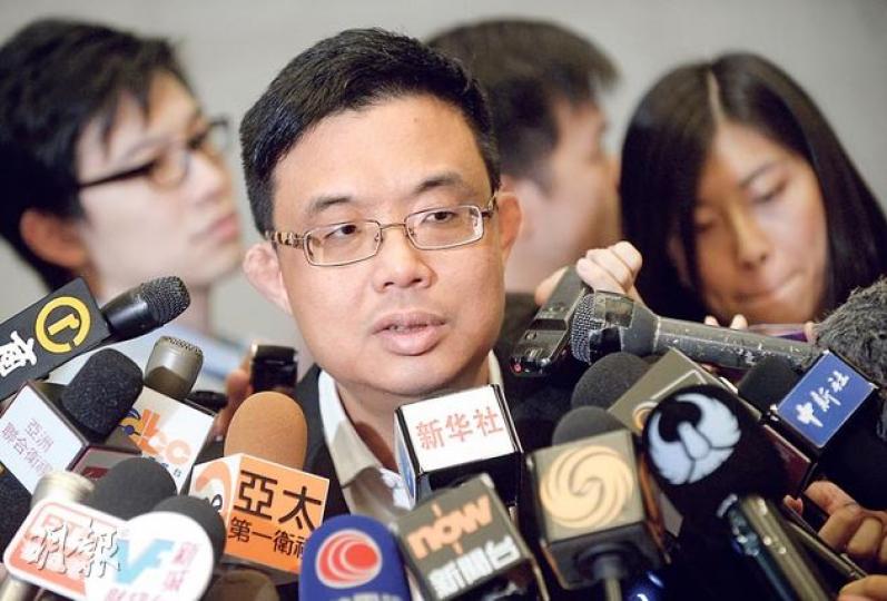 代表家屬和傷者的立法會議員涂謹申(圖)說,賠償金額應以香港標準計算,談判時亦要小心,除不要令家屬難受,亦要考慮香港市民的情緒。(余俊亮攝) 港菲雙方會議昨日下午5時前已結束,馬尼拉市議員洪英鐘(圖)在政總逗留至6時半才離開。他昨晚已乘飛機離港。(盧翊銘攝) 代表家屬和傷者的立法會議員涂謹申(圖)說,賠償金額應以香港標準計算,談判時亦要小心,除不要令家屬難受,亦要考慮香港市民的情緒。(余俊亮攝) 港菲雙方會議昨日下午5時前已結束,馬尼拉市議員洪英鐘(圖)在政總逗留至6時半才離開。他昨晚已乘飛機離港。(盧翊銘攝)